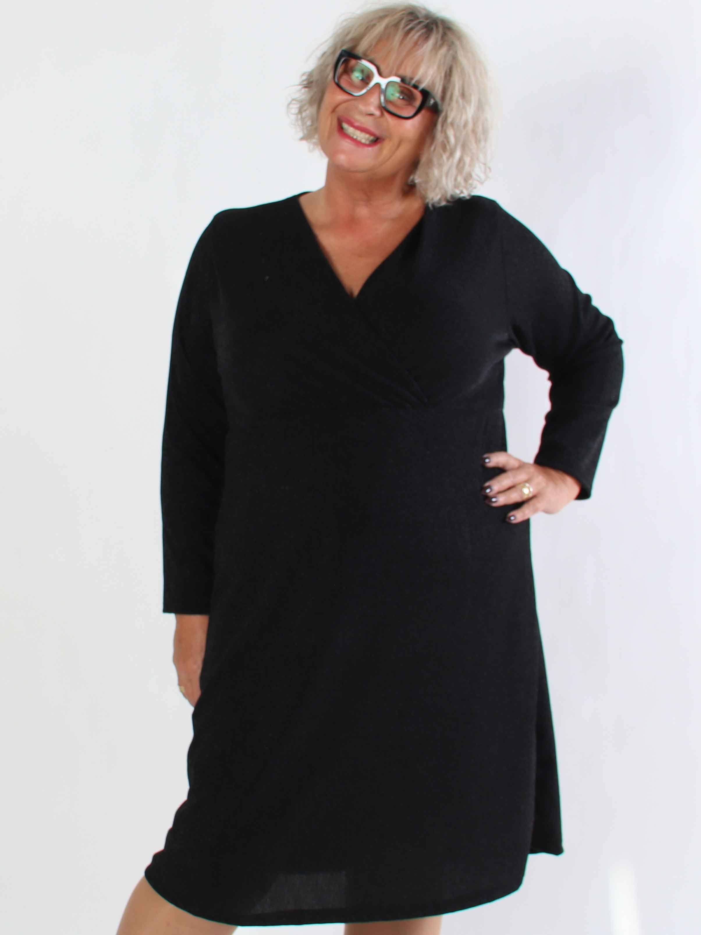 Lina - Söt plus size festklänning med glittertråd och korsdetalj vid bysten